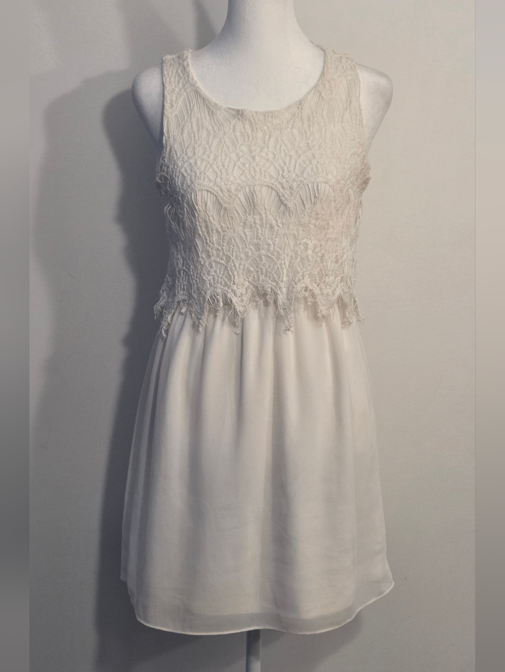 Elegant Cream Lace Bodice Sleeveless Dress